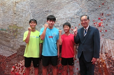 写真：U16陸上競技大会出場者、全国小学生陸上競技交流大会出場者表敬訪問