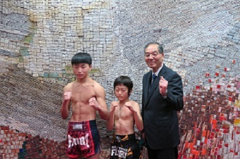 写真:キックボクシング出場者表敬訪問