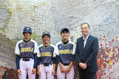 写真：軟式野球大会出場者表敬訪問