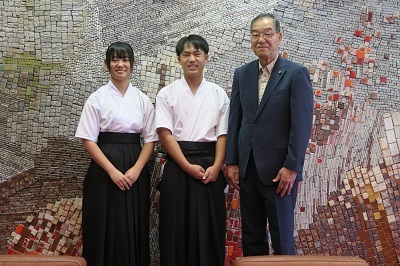 写真：弓道大会出場者表敬訪問