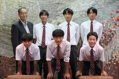 写真：中学校体育連盟全国大会出場選手報告会