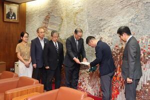 写真：令和8年度当初予算への要望書提出