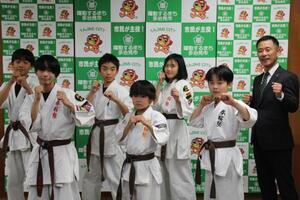 写真：空手の6つの全国大会出場選手表敬訪問