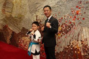 写真：4大会に出場する空手選手表敬訪問