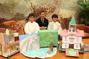 写真：全国少年少女チャレンジ創造コンテスト全国大会出場生徒表敬訪問