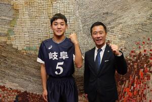 写真：全国都道府県対抗中学バレーボール全国大会出場選手表敬訪問