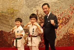 写真：小学生空手全国大会出場選手表敬訪問