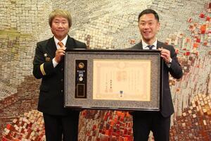 写真：藍綬褒章受章した多治見市消防団副団長表敬訪問