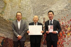 写真：寄付感謝状贈呈式(金子さんと市長)