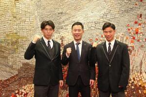 写真：市長と帝京大可児高校の水野選手と加藤選手