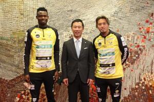 写真：三島拓選手兼強化部長とサイモン選手と市長