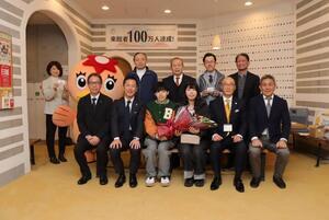 写真：モザイクタイルミュージアム来館者100万人達成贈呈式