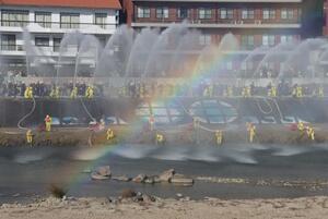 写真：令和8年消防出初式一斉放水で出現した虹