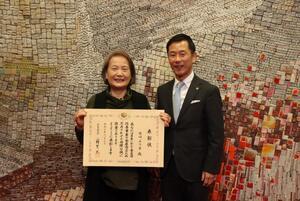 写真：古川よつ子さんと市長