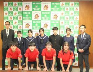 写真：第15回ぎふ清流都市対抗駅伝競走大会出場者の皆さんと市長
