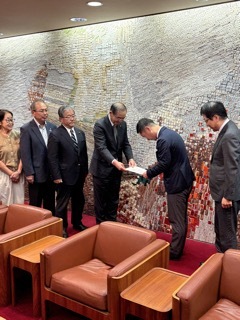 写真：議会要望を受領する様子