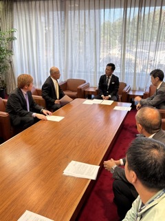 写真：申入書及び要求書を受理