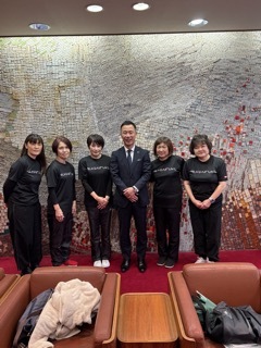 写真：全国卓球選手権大会出場選手「みるく大福」表敬訪問