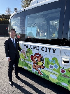 写真：自動運転EVバスと市長