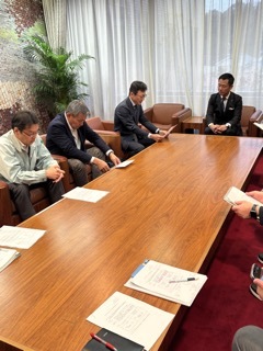 写真：美濃焼タイル振興協議会から要望書受取