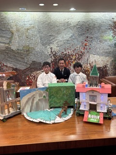 写真：第13回全国少年少女チャレンジ創造コンテスト全国大会出場生徒表敬訪問