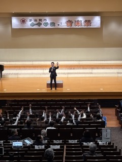 写真：小学校音楽祭開会式