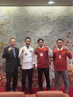 写真：岐阜県シニアサッカーO-40優勝チーム表敬訪問