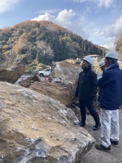 写真：土砂崩れ現場視察3