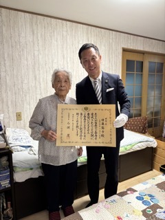写真：100歳を迎えられる方のお宅訪問