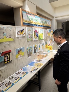 写真：ウクライナの子どもたちの絵画巡回展視察