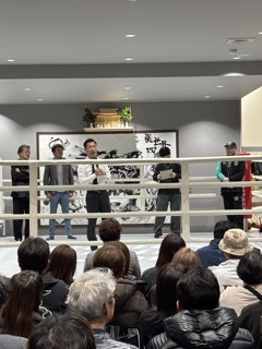 写真：開設記念品贈呈式の様子