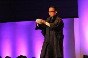 写真：令和8年2月22日ファッションフェスティバルin Tajimiで美濃焼と美濃焼をイメージした衣装を着てランウェイを歩くモデル