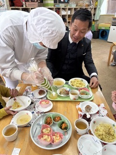 写真：視察（小泉保育園　バイキング給食）