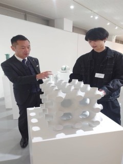 写真：視察（多治見市陶磁器意匠研究所　卒業制作展）