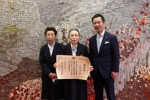 市長と団員長の加地さんと副団員長の柿田さんの写真