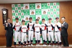 【写真】市長と仙石議長と選手7人