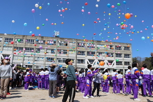 写真:令和8年3月23日笠原小学校、笠原通学校バルーンリリースの様子