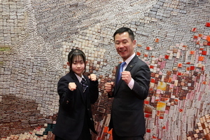 【写真】市長と可児さんのファイティングポーズ写真