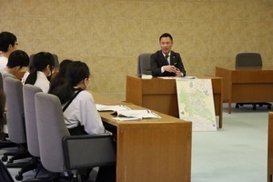 [写真]市長と子ども会議スタッフが意見交換する様子
