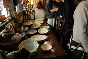 写真:令和8年3月20日パンと器と食器が並ぶ様子