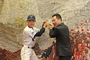 写真：令和8年3月4日市長と安藤さんバッティングポーズ写真