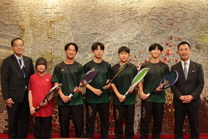 写真:令和8年3月19日ソフトテニス全国大会への出場報告に訪れた中学生6人