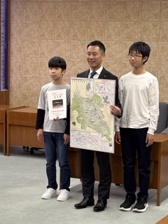 写真：「たじみ子ども会議」からの意見書提出