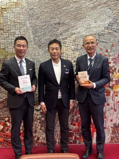 写真：図書寄贈式（『ボケ日和』、『マンガぼけ日和』）