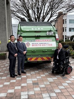 写真：ごみ収集車（パッカー車）の車体広告お披露目式