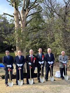 写真：喜多緑地公園内の植樹およびベンチの寄贈式