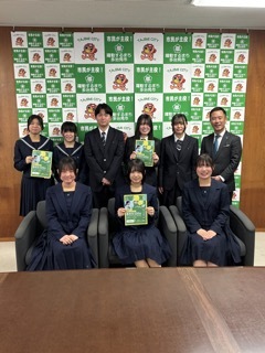 写真:第1回高校生SDGsアイデアコンテスト 海外・国内視察研修参加3チームによる市長報告会