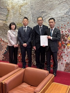 写真:多治見市議会からの提言書