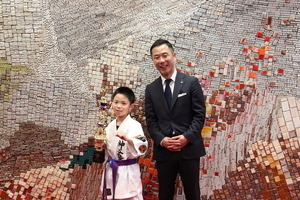 [写真]市長とトロフィーを持った田口さんが並んでいる様子