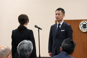 [写真]令和8年4月1日辞令交付式で決意の言葉を述べる新入職員